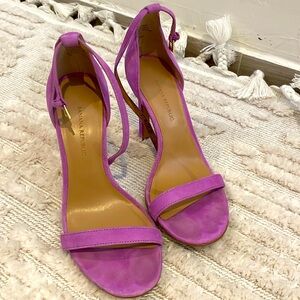 Lilac pink sandals perfect with a pair of jeans or a night out.